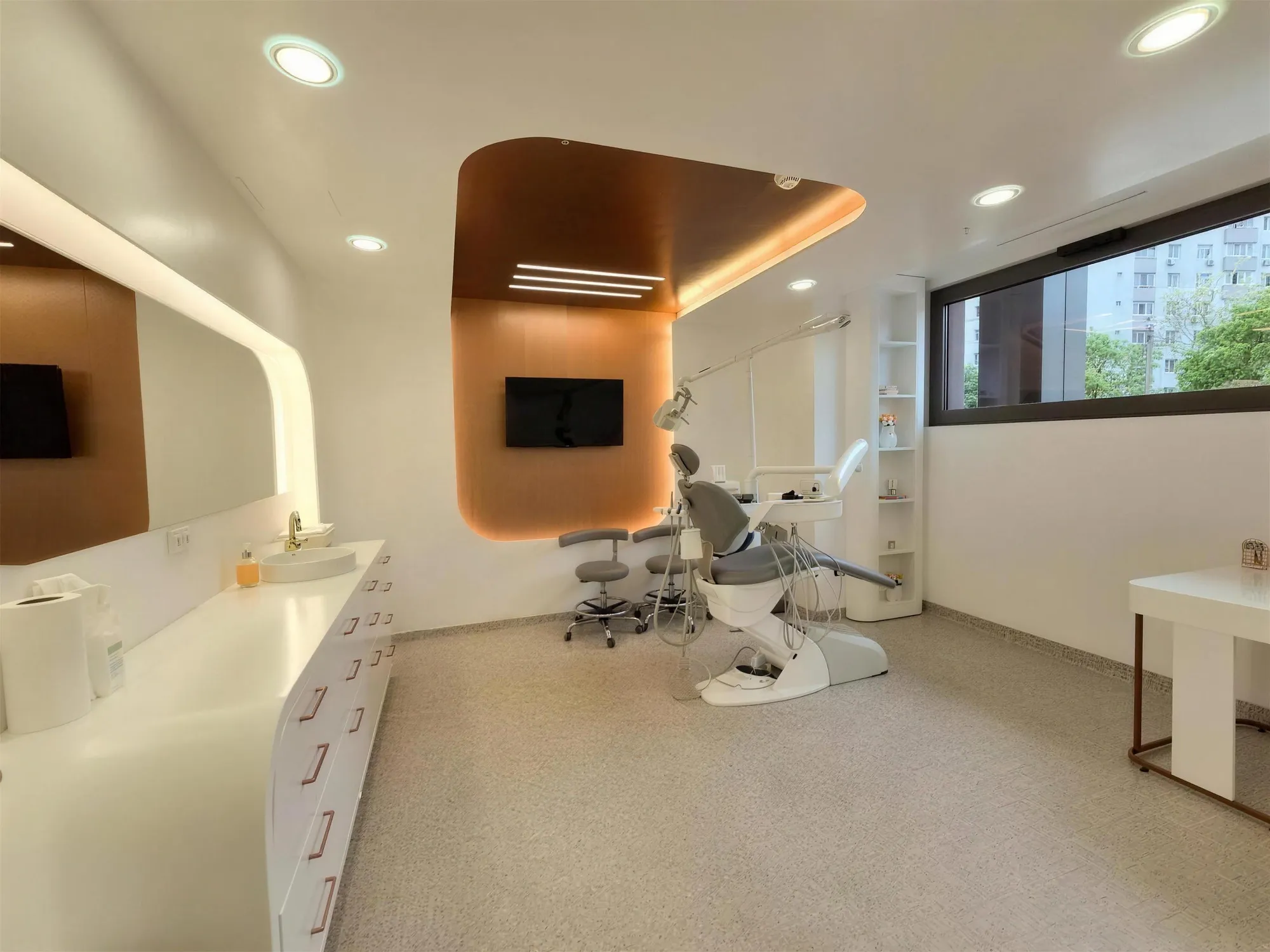 Cabinetul World Dentistry: scaunul stomatologic, nișa din lemn luminată cald și fereastra spre stradă