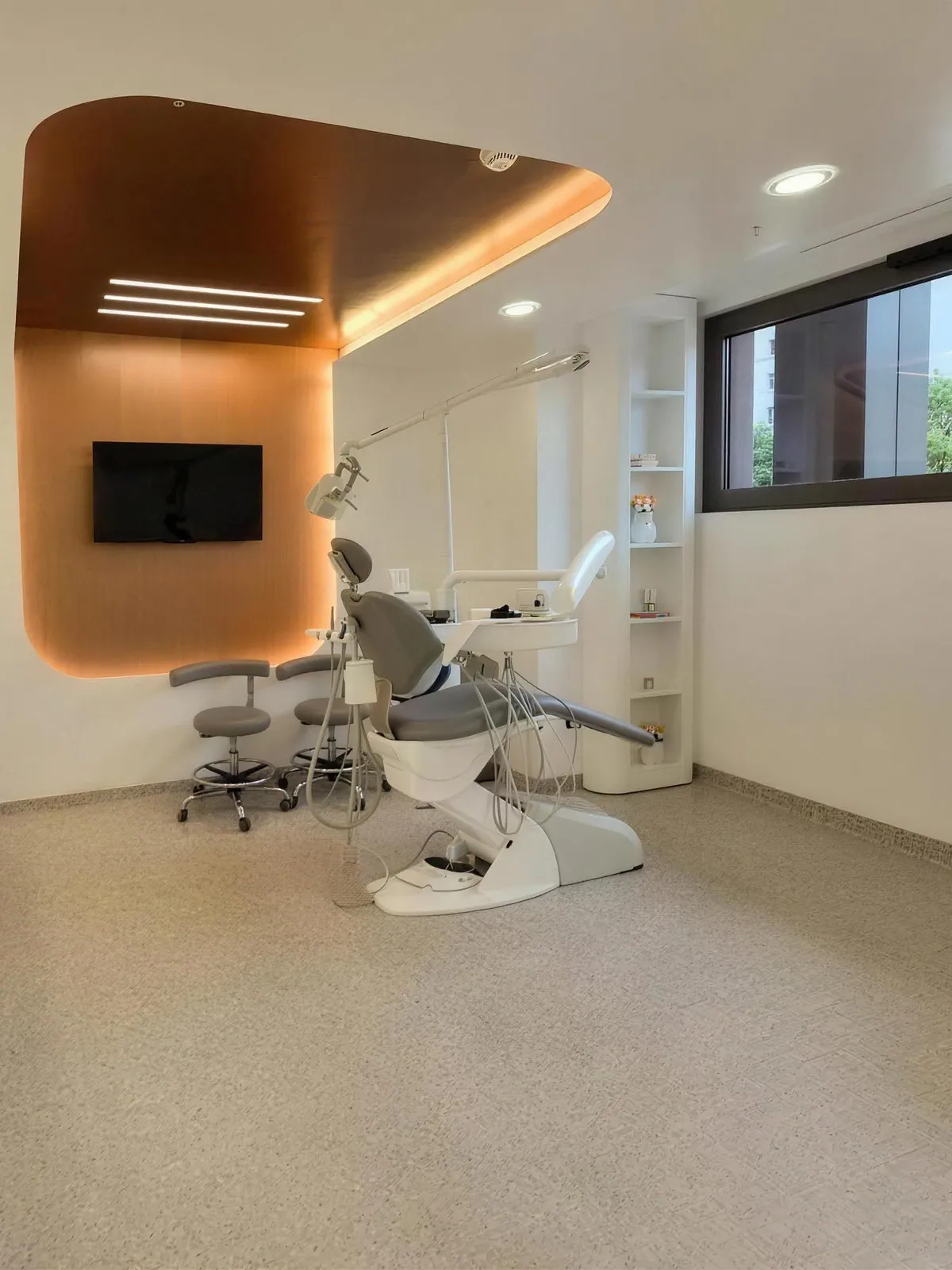 Cabinetul World Dentistry, cu scaunul stomatologic și lumina caldă din nișa de lemn