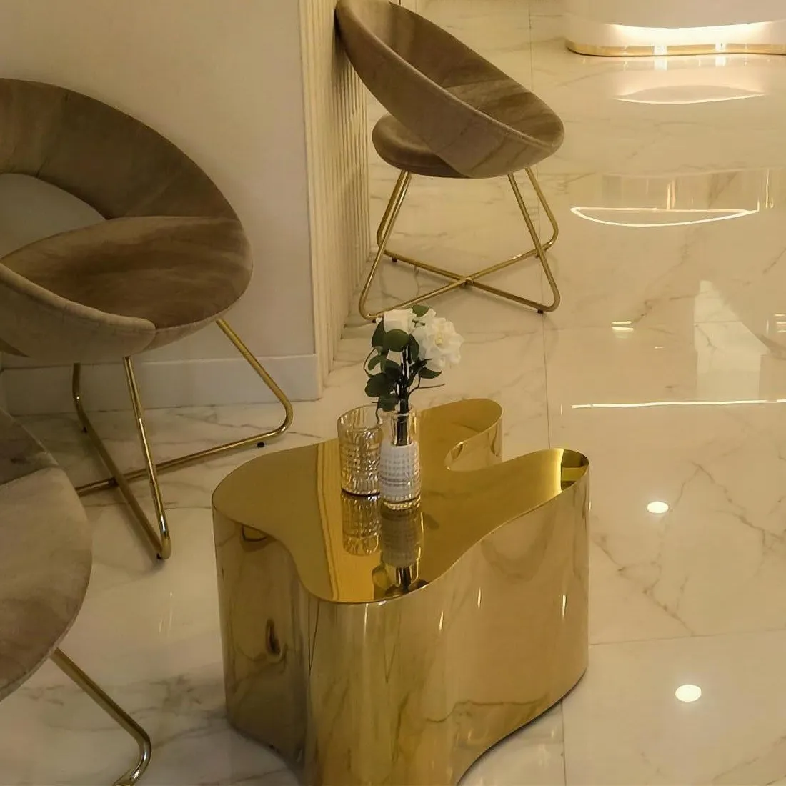 Măsuța aurie și podeaua de marmură din recepția World Dentistry